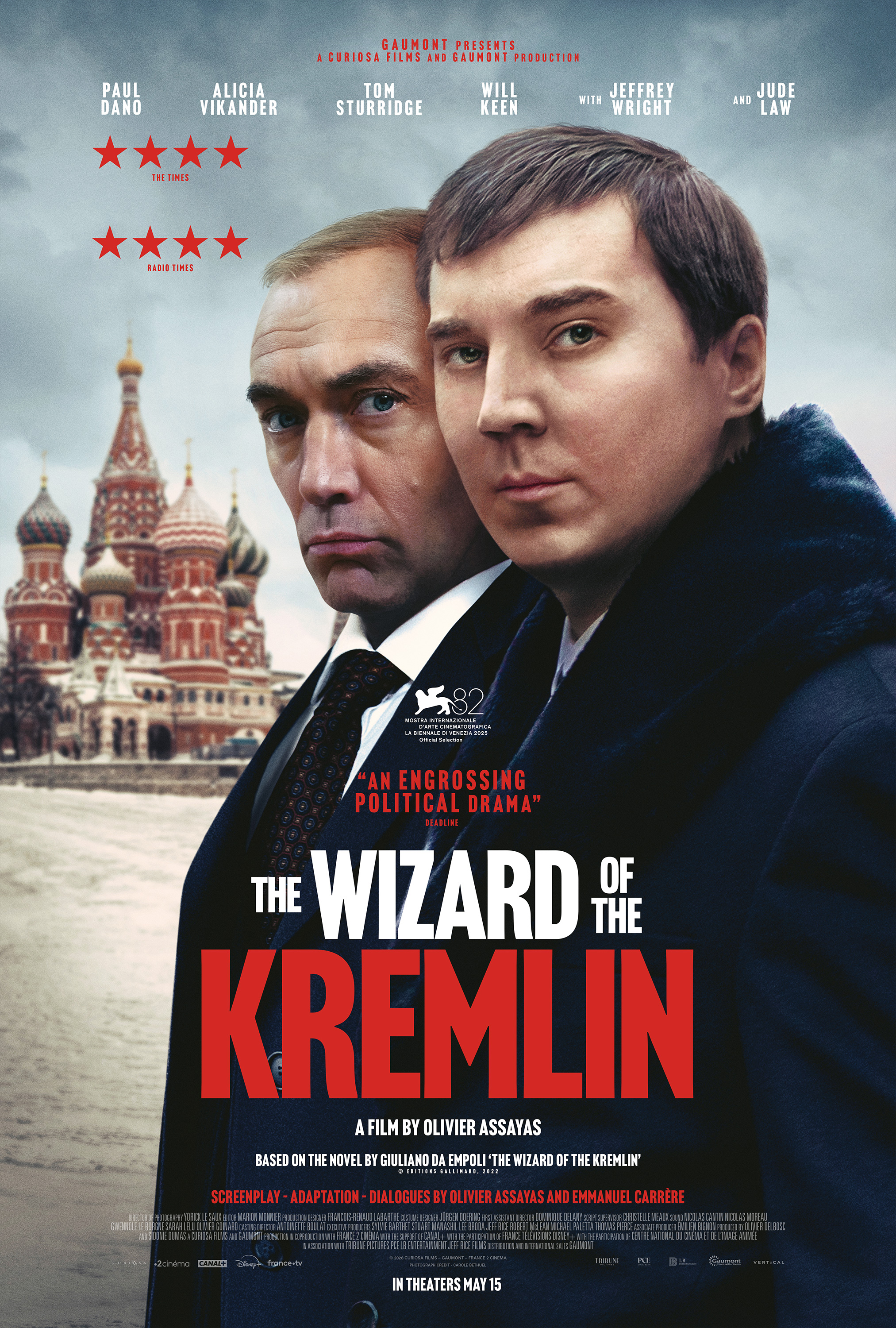 Two actors are looking at the camera. They are standing in the front of one of the Russian Government buildings.